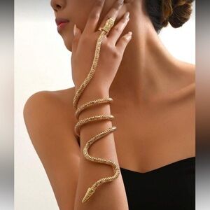 Serpentina Luxe Snake Wrap
Ring Bracelet